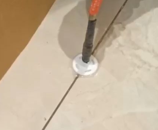 阳春瓷砖空鼓维修公司专业解答瓷砖在铺贴过程中，如果没有涂抹均匀到位的粘结材料（如水泥砂浆或瓷砖胶），可能会导致以下问题