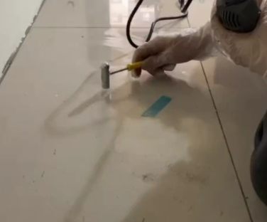 阳春瓷砖开裂维修公司专业分享瓷砖在铺贴前如果没有沥干水分，将会导致以下问题